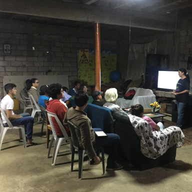 Charlas con la comunidad en casa de la familia Vera